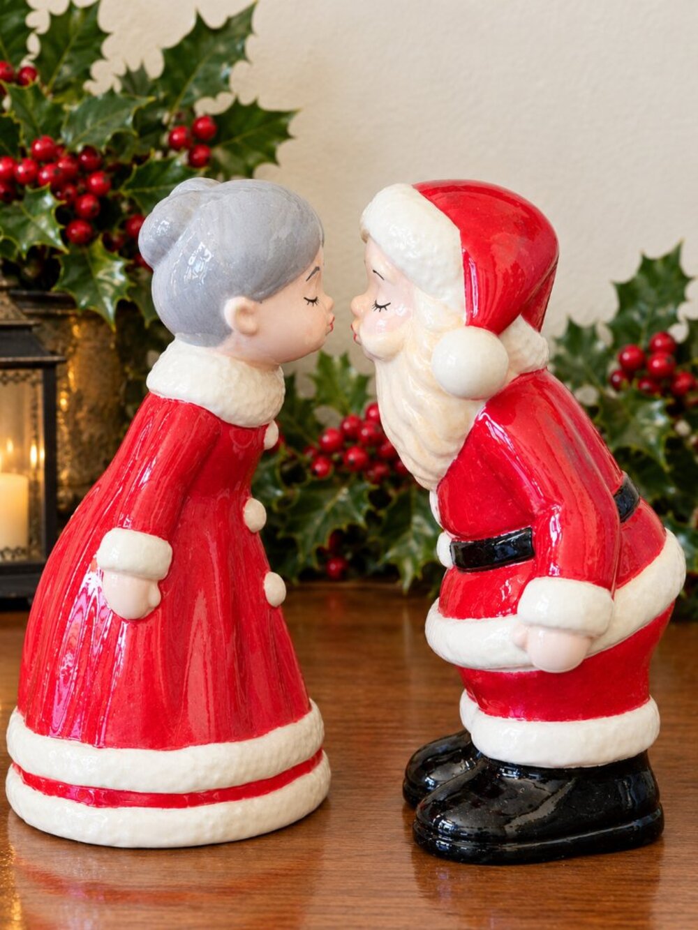Vintage Santa & Mrs. Claus Kissing Ceramic Figurines Matching Pair  KP78 7" tall